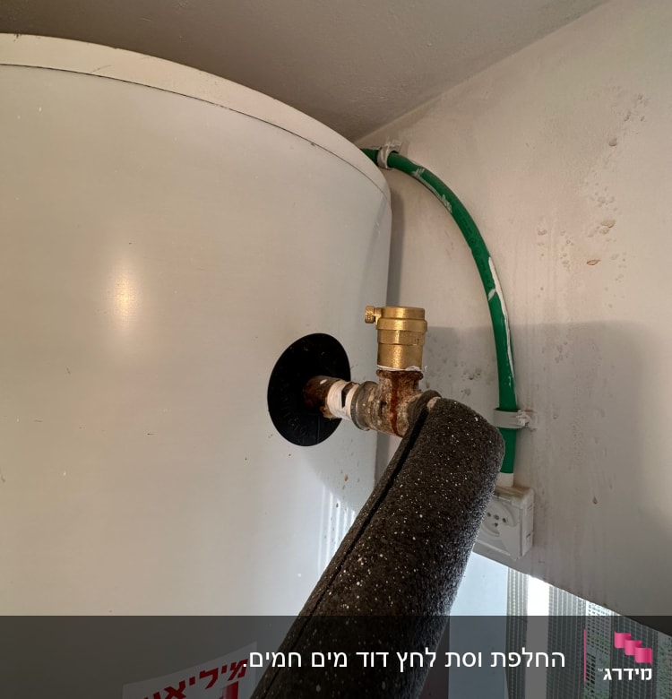 דוד שמש עם צינור ירוק ושסתום זהב